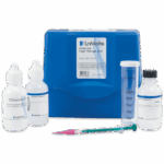 Le kit de test au chlore - 4497-DR-01 comprend un boîtier en plastique bleu, deux flacons de réactifs, un flacon compte-gouttes, un tube mesureur marqué et une seringue à pointe verte avec un piston rose, le tout soigneusement disposé sur une surface blanche.