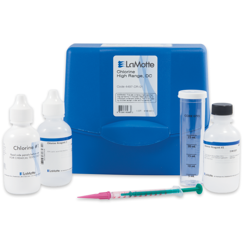 Le kit de test au chlore - 4497-DR-01 comprend un boîtier en plastique bleu, deux flacons de réactifs, un flacon compte-gouttes, un tube mesureur marqué et une seringue à pointe verte avec un piston rose, le tout soigneusement disposé sur une surface blanche.