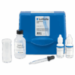 Un kit de test au chlore bleu - 4501-01 de LaMotte avec un boîtier en plastique, trois flacons de réactifs marqués thiosulfate de sodium et réactif de chlore, un tube d’échantillon transparent et une pipette en plastique soigneusement disposée devant.