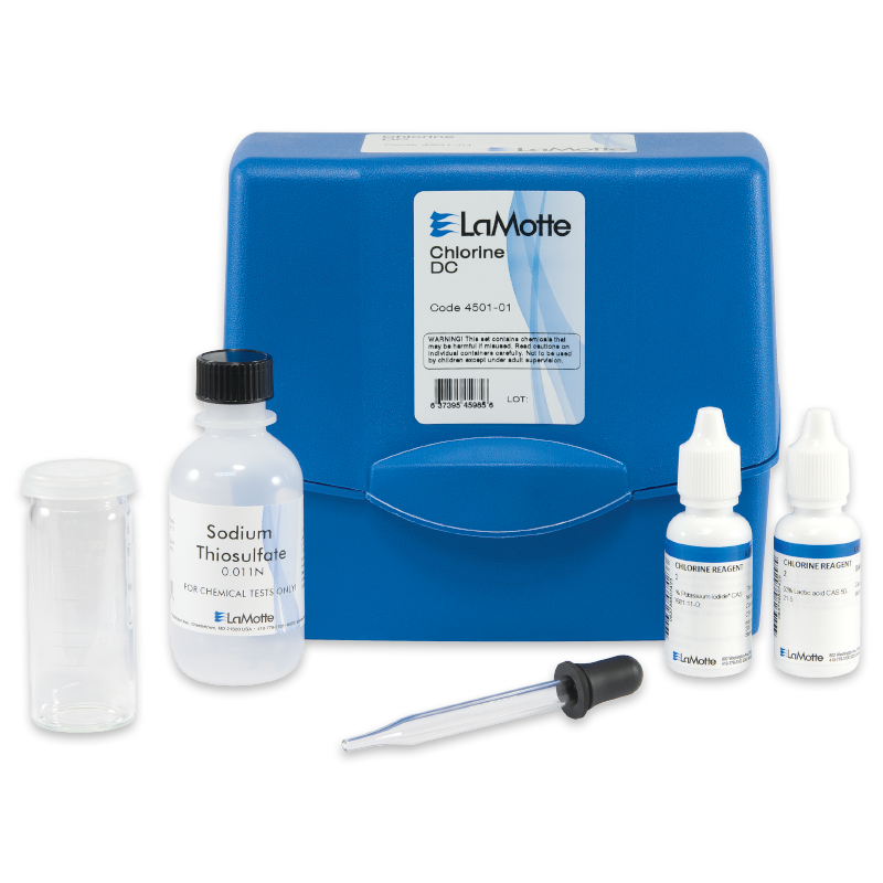 Un kit de test au chlore bleu - 4501-01 de LaMotte avec un boîtier en plastique, trois flacons de réactifs marqués thiosulfate de sodium et réactif de chlore, un tube d’échantillon transparent et une pipette en plastique soigneusement disposée devant.