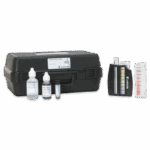 El Kit de Análisis de Agua Potable Modelo AR-02 - 4783-03 incluye una caja de plástico negra, dos botellas cuentagotas, un pequeño frasco, un comparador de colores y una tabla de colores para medir la calidad del agua.