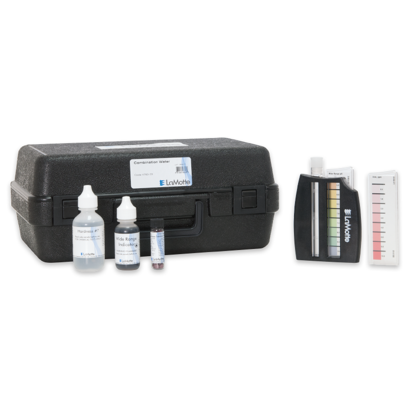 El Kit de Análisis de Agua Potable Modelo AR-02 - 4783-03 incluye una caja de plástico negra, dos botellas cuentagotas, un pequeño frasco, un comparador de colores y una tabla de colores para medir la calidad del agua.