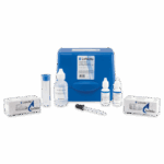 Un kit de test de dureté au magnésium - 4824-LT-02 comprend un boîtier bleu, deux boîtes TesTabs blanches, des flacons transparents, des comptes-gouttes et un tube à essai transparent — idéal pour tester le calcium et la dureté totale — le tout soigneusement disposé sur un fond blanc.