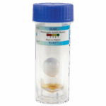Un cilindro de plástico transparente con tapa azul contiene una pequeña bola suspendida y un líquido. La etiqueta dice "Prueba de reacción bacteriana aeróbica heterotrófica - HAB-BART - 5-0027" con una tabla codificada por colores numerada del 0 al 5.