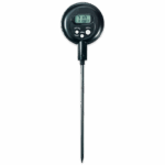 Un termómetro digital de memoria Min-Max 5-0095 cuenta con una pantalla circular negra que muestra 71,0°F, dos botones debajo de la pantalla y una sonda metálica larga y fina que sobresale desde la parte inferior del dispositivo.