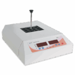 Un chauffage à bloc sec de laboratoire COD Block 5-0102 blanc avec un panneau de contrôle numérique, plusieurs puits d’échantillonnage sur le dessus, et une sonde insérée dans l’un des puits.