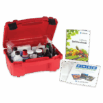 Una caja de plástico roja con materiales para el Kit de Prueba de pH del Suelo - 5023, incluyendo botellas y cuentagotas, está abierta junto a un manual de suelo y folletos informativos sobre fondo blanco.