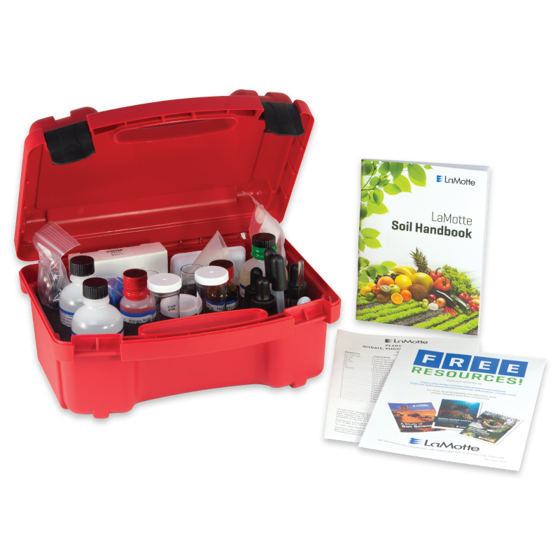 Una caja de plástico roja con materiales para el Kit de Prueba de pH del Suelo - 5023, incluyendo botellas y cuentagotas, está abierta junto a un manual de suelo y folletos informativos sobre fondo blanco.