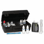 Una caja de plástico negro para pruebas en aguas poco profundas - 5854-02 que contiene varios suministros para análisis de agua, incluyendo botellas de reactivos, un tubo de ensayo, un comparador de colores, un termómetro y equipos de medición, dispuestos ordenadamente junto a la caja abierta.
