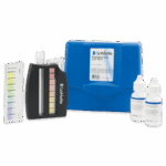 Le Kit de Test de pH Précis - 5858-01 comprend un étui de transport bleu, un comparateur de couleurs de pH, un tableau des couleurs du pH et deux flacons de réactifs — le tout affiché sur un fond blanc.