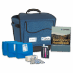 Étui de transport bleu, trois boîtes en plastique bleu, un bloc de test couleur, de petits paquets, des tablettes et le Manuel des Moniteurs exposés ensemble — tous faisant partie de l’unité LaMotte Water Quality Educator and Monitoring - 5870-01.