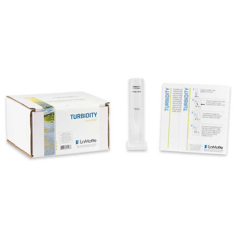 Se muestra un kit de prueba de turbidez en caja - 5887 de LaMotte con un tubo de ensayo transparente sobre un soporte blanco y una hoja de instrucciones ordenadamente colocada junto a la caja sobre un fondo blanco.