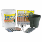 Le kit Nitty Gritty Soil Science - 5913 comprend une baignoire blanche, des tubes à essai, un pot de plante en plastique, un compte-gouttes, des sachets nutritifs et un livret d’instructions — tout ce dont vous avez besoin pour des expériences pratiques en science du sol.