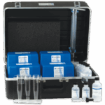 Une mallette noire contient des kits de test des macronutriments du sol - 5928-01, des contenants chimiques bleus, des bouteilles en plastique transparent, des tubes à essai dans un support, un insert en mousse noire et d’autres fournitures de laboratoire pour l’analyse de l’eau. L’affaire est ouverte et soigneusement organisée.