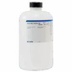 Una botella de plástico blanca etiquetada como Ácido Sulfúrico 0.1N con símbolos de peligro y texto de advertencia, incluyendo Peligro y precauciones de manipulación. La botella tiene un tapón de rosca negro y un código de barras.