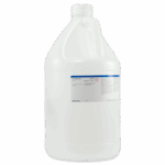 Un gran recipiente blanco de plástico de un galón con tapón de rosca y una etiqueta de advertencia de peligro, normalmente utilizado para almacenar productos químicos o soluciones de limpieza.