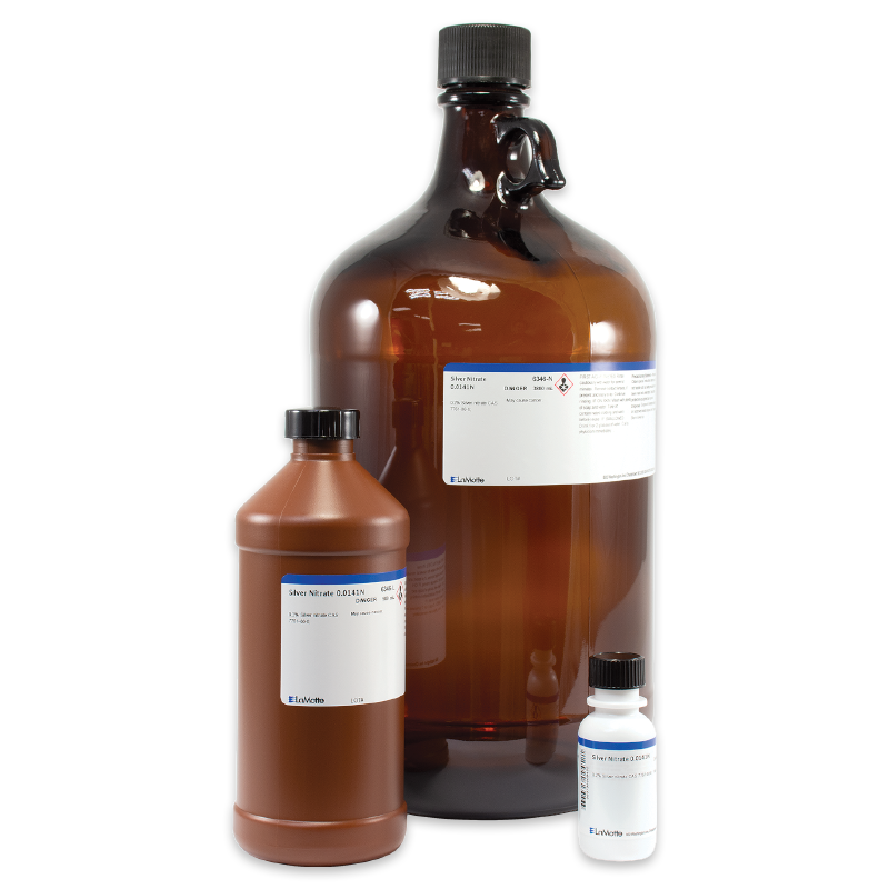 Trois bouteilles de laboratoire marron de tailles différentes avec des labels blancs, disposées l’une en face de l’autre sur un fond blanc. Les bouteilles ont des bouchons à vis noirs et sont généralement utilisées pour stocker des produits chimiques ou des solvants.