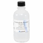 Una botella de plástico transparente etiquetada como Conductivity Standard 718 μS/cm por LaMotte, que contiene una solución de cloruro de potasio 0,005M. La botella, que forma parte de la línea Conductivity TDS Solutions 6417-L, cuenta con un tapón de rosca negro y una etiqueta blanca con detalles.