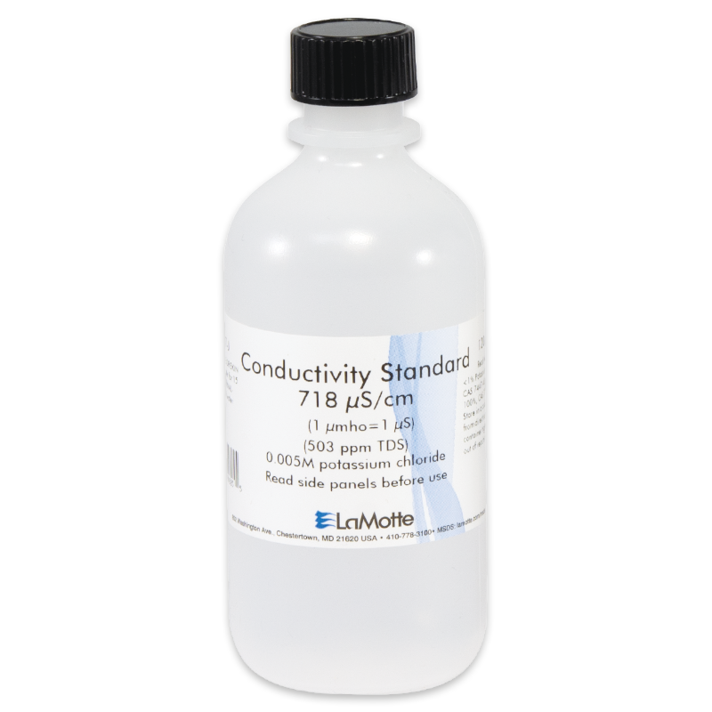 Una botella de plástico transparente etiquetada como Conductivity Standard 718 μS/cm por LaMotte, que contiene una solución de cloruro de potasio 0,005M. La botella, que forma parte de la línea Conductivity TDS Solutions 6417-L, cuenta con un tapón de rosca negro y una etiqueta blanca con detalles.