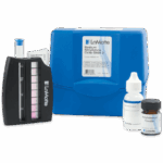 Un kit de prueba de Molibdato de Sodio LaMotte - 6628-01 con un estuche azul, comparador de colores, frasco cuentagotes, tarro de polvo de reactivo e instrucciones de prueba ordenadas delante.
