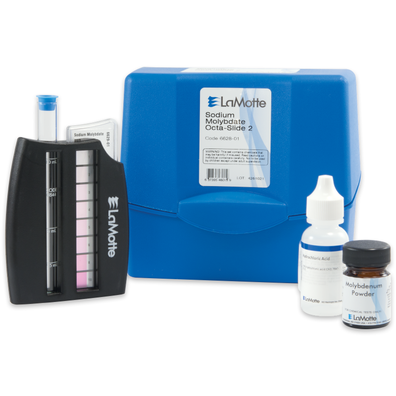 Un kit de prueba de Molibdato de Sodio LaMotte - 6628-01 con un estuche azul, comparador de colores, frasco cuentagotes, tarro de polvo de reactivo e instrucciones de prueba ordenadas delante.