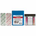 Un kit de test pour le chlore libre et l’analyseur de pH avec un boîtier bleu, deux sachets de comprimés de DPD, et un bloc comparateur de couleurs avec des bandes de réactifs de test pour mesurer avec précision les niveaux de chlore et de pH.