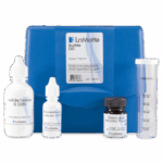 Un kit de test de sulfite en plastique bleu - boîtier 7132-01 étiqueté LaMotte Sulfite DC contient quatre contenants de test : iodure/iodate 0,03N, indicateur de phénolphtaleine, poudre indicatrice d’amidon-acide et un tube à essai transparent.