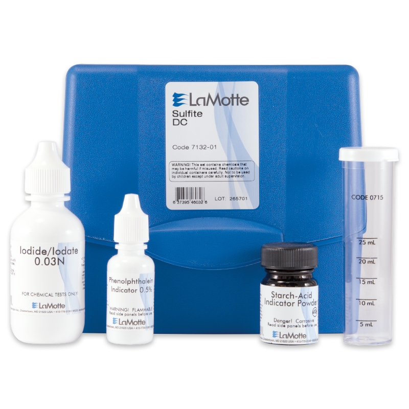Un kit de test de sulfite en plastique bleu - boîtier 7132-01 étiqueté LaMotte Sulfite DC contient quatre contenants de test : iodure/iodate 0,03N, indicateur de phénolphtaleine, poudre indicatrice d’amidon-acide et un tube à essai transparent.
