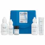 Le kit de test du peroxyde d’hydrogène - 7138-DB-01 comprend un boîtier en plastique bleu, trois flacons marqués Titrant de peroxyde, solution indicatrice d’amidon et Catalyseur acidifié, ainsi qu’un flacon de cristaux d’iodure de potassium et un tube de mesure transparent.