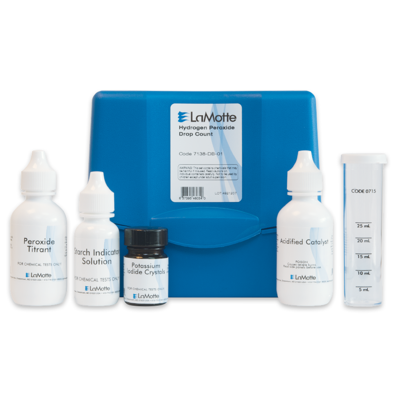 Le kit de test du peroxyde d’hydrogène - 7138-DB-01 comprend un boîtier en plastique bleu, trois flacons marqués Titrant de peroxyde, solution indicatrice d’amidon et Catalyseur acidifié, ainsi qu’un flacon de cristaux d’iodure de potassium et un tube de mesure transparent.