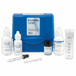 Un kit de test au peroxyde d’hydrogène bleu - 7150-01 de LaMotte comprend des flacons de réactifs marqués, un petit bocal, un compte-gouttes et un cylindre de mesure transparent soigneusement exposé devant le boîtier.