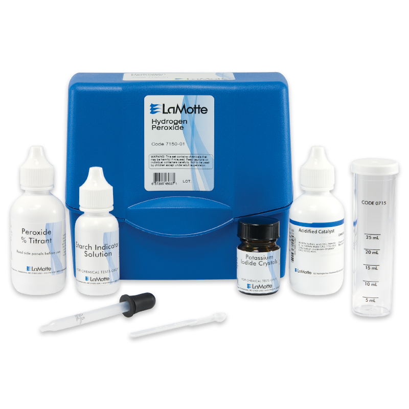 Un kit de test au peroxyde d’hydrogène bleu - 7150-01 de LaMotte comprend des flacons de réactifs marqués, un petit bocal, un compte-gouttes et un cylindre de mesure transparent soigneusement exposé devant le boîtier.