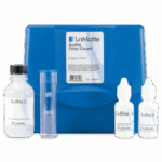 Un kit de prueba de sulfitos LaMotte - 7175-01 con una caja azul, botellas etiquetadas de soluciones de sulfito A, B, C y un tubo de ensayo transparente de 10,5 mL dispuesto delante.