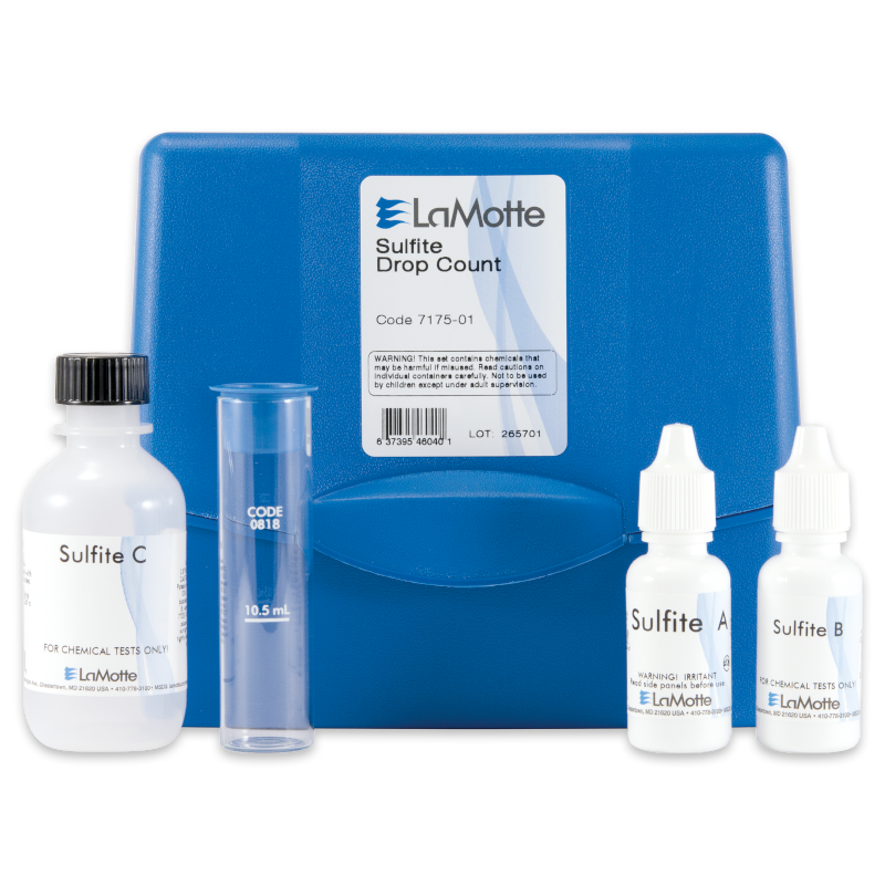 Un kit de prueba de sulfitos LaMotte - 7175-01 con una caja azul, botellas etiquetadas de soluciones de sulfito A, B, C y un tubo de ensayo transparente de 10,5 mL dispuesto delante.