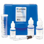 Un kit de prueba cáustica LaMotte - 7181-01 con una caja azul, cilindro graduado, tres botellas de solución etiquetadas y un cuentagotas de plástico ordenadamente colocado delante de la caja.