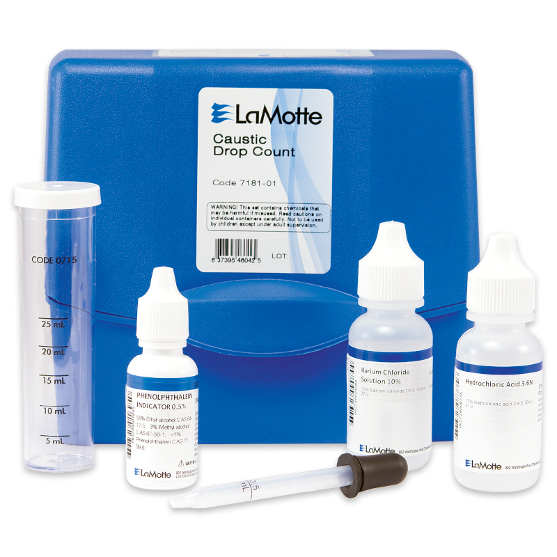 Un kit de prueba cáustica LaMotte - 7181-01 con una caja azul, cilindro graduado, tres botellas de solución etiquetadas y un cuentagotas de plástico ordenadamente colocado delante de la caja.