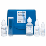 Un boîtier en plastique bleu portant l’étiquette Peroxyde d’hydrogène & acide peracétique, faisant partie du kit de test de l’acide peracétique - 7191-02, contient cinq flacons de réactifs chimiques et un tube à essai gradué transparent disposé soigneusement devant.
