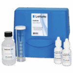 Un kit de prueba de yodo LaMotte azul - caja 7253-01 se encuentra detrás de los suministros de prueba, incluyendo una botella etiquetada como Yodo #3, un cilindro graduado transparente y dos pequeños frascos de reactivos de yodo etiquetados #1 y #2.