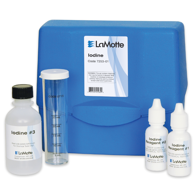 Un kit de prueba de yodo LaMotte azul - caja 7253-01 se encuentra detrás de los suministros de prueba, incluyendo una botella etiquetada como Yodo #3, un cilindro graduado transparente y dos pequeños frascos de reactivos de yodo etiquetados #1 y #2.