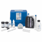 El Kit de Prueba de Cianuro en Agua - 7387-02 incluye botellas, cuentagotas, tiras reactivas, un comparador de colores, tubos de ensayo y una funda azul, todo claramente etiquetado para pruebas precisas en agua.