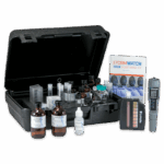 Un boîtier noir contient diverses bouteilles, fioles, un compteur numérique, des bandelettes de test et un manuel du kit de surveillance des canalisations pluviales disposé à côté du kit ouvert de surveillance des eaux pluviales - 7446.