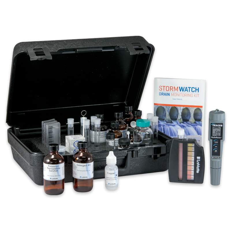Un boîtier noir contient diverses bouteilles, fioles, un compteur numérique, des bandelettes de test et un manuel du kit de surveillance des canalisations pluviales disposé à côté du kit ouvert de surveillance des eaux pluviales - 7446.