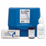 Un kit de prueba de cloro LaMotte FAS-DPD - 7514-01 incluye un estuche azul, un contenedor de polvo DPD #1, un bote de titulante de cloro/bromo y una caja etiquetada como TesTabs.