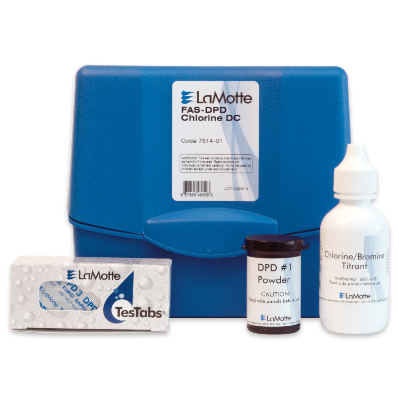 Un kit de prueba de cloro LaMotte FAS-DPD - 7514-01 incluye un estuche azul, un contenedor de polvo DPD #1, un bote de titulante de cloro/bromo y una caja etiquetada como TesTabs.
