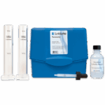 El Kit de Prueba de Turbidez - 7519-01 cuenta con una carcasa azul, dos columnas de turbidez transparente, un cuentagotas y una botella etiquetada como Reactivo de Turbidez Estándar para pruebas precisas de claridad del agua.
