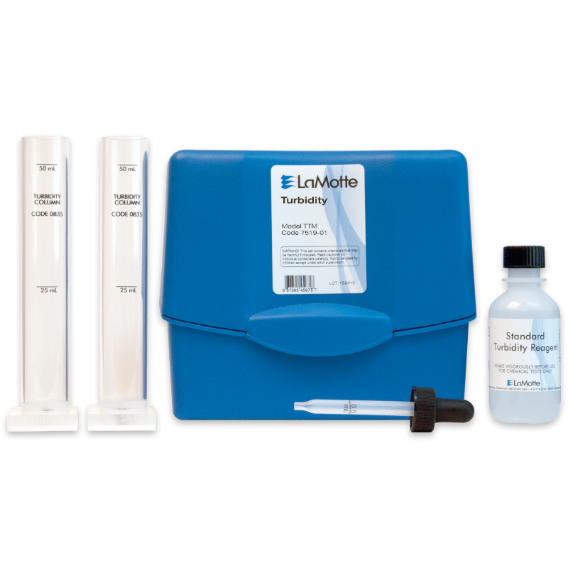 El Kit de Prueba de Turbidez - 7519-01 cuenta con una carcasa azul, dos columnas de turbidez transparente, un cuentagotas y una botella etiquetada como Reactivo de Turbidez Estándar para pruebas precisas de claridad del agua.