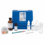 Un kit de prueba azul de fosfonato - 7530-DR-01 con frascos de soluciones de análisis, un paquete de tiras reactivas, una jeringuilla, un pequeño tubo de ensayo de plástico y un pincel expuesto sobre un fondo blanco.