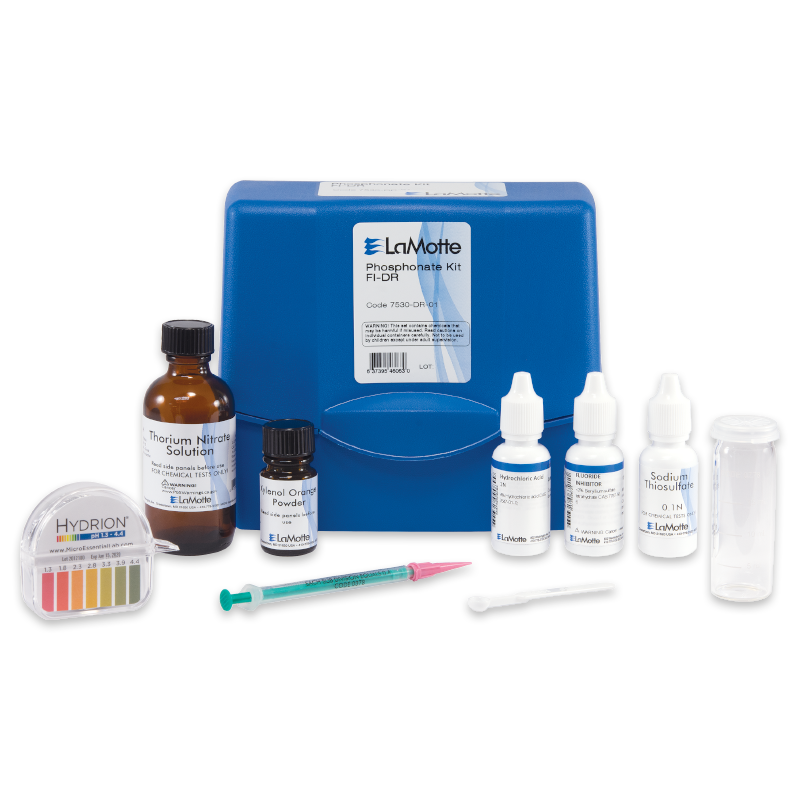 Un kit de prueba azul de fosfonato - 7530-DR-01 con frascos de soluciones de análisis, un paquete de tiras reactivas, una jeringuilla, un pequeño tubo de ensayo de plástico y un pincel expuesto sobre un fondo blanco.