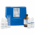 Le kit de test Phosphonate - 7625-01 comprend un boîtier bleu, un cylindre de mesure transparent et cinq flacons de réactifs marqués, dont le thiosulfate de sodium et le nitrate de thorium, idéaux pour des tests d’eau précis.