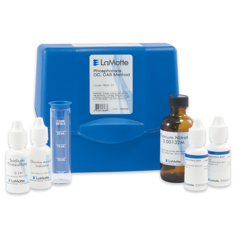 Le kit de test Phosphonate - 7625-01 comprend un boîtier bleu, un cylindre de mesure transparent et cinq flacons de réactifs marqués, dont le thiosulfate de sodium et le nitrate de thorium, idéaux pour des tests d’eau précis.